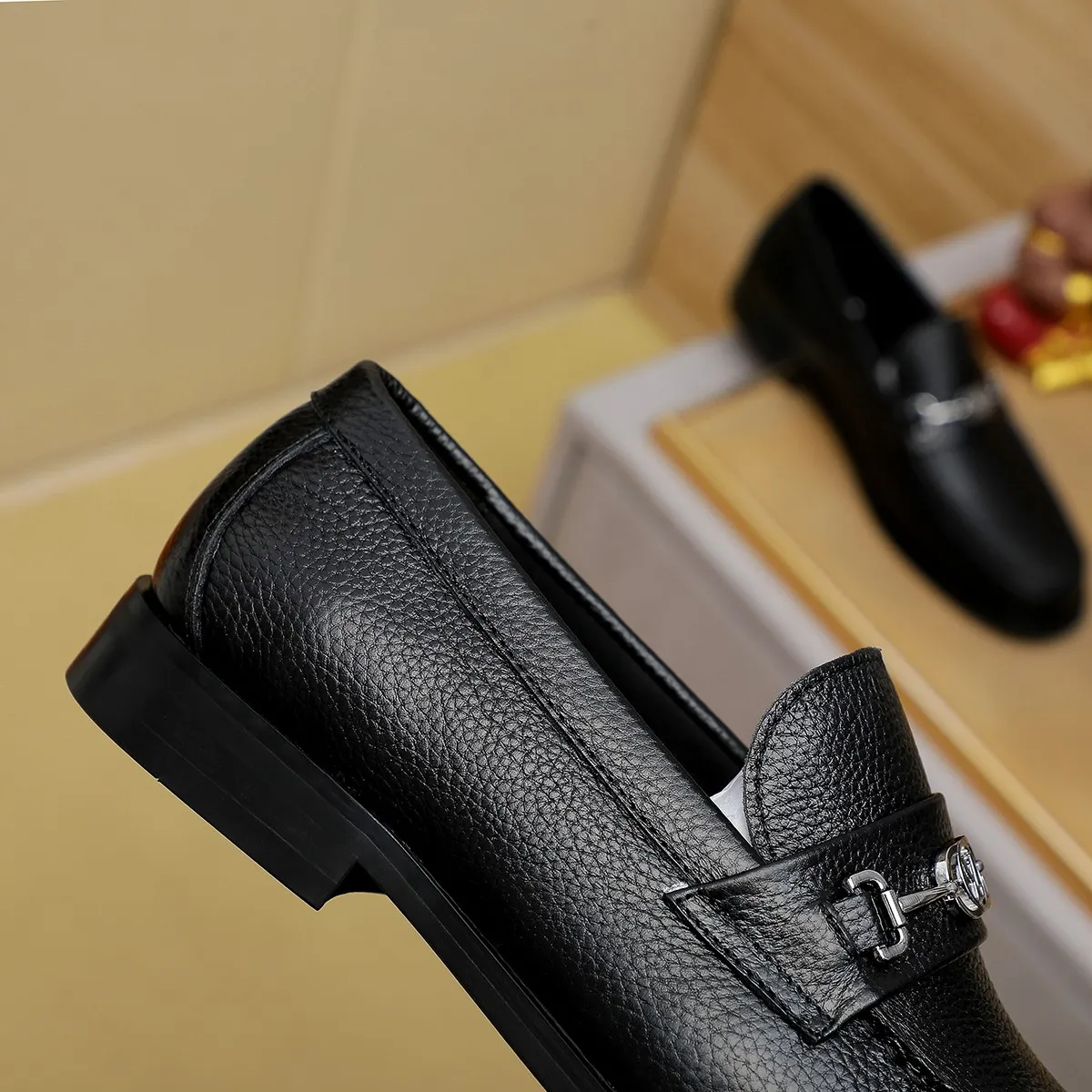Men's shoes 460 💰 Louis Vuitton LV ® 🆕 model 🔛 full shoe counter, first layer cowhide, 🐂leather lining casual shoes for men, super soft outsole, a must-have for driving. Synchronized with the counter, original first layer cowhide, completely 1:1 mold customization 🌹 top version, color optional! Number: 38-44 (45.46 customized)